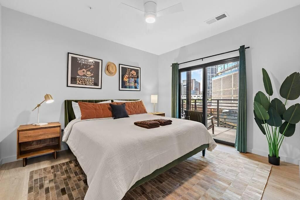 Downtown Pool, Gym + Skyline Views Walk To Bridgestone Apartment