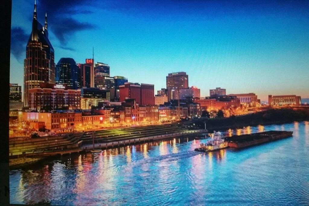 New Listing! Gorgeous Downtown Walk To On The River #3 Aparthotel 4*