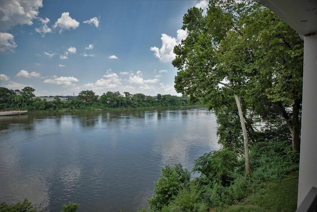 New Listing! Gorgeous Downtown Walk To On The River #3