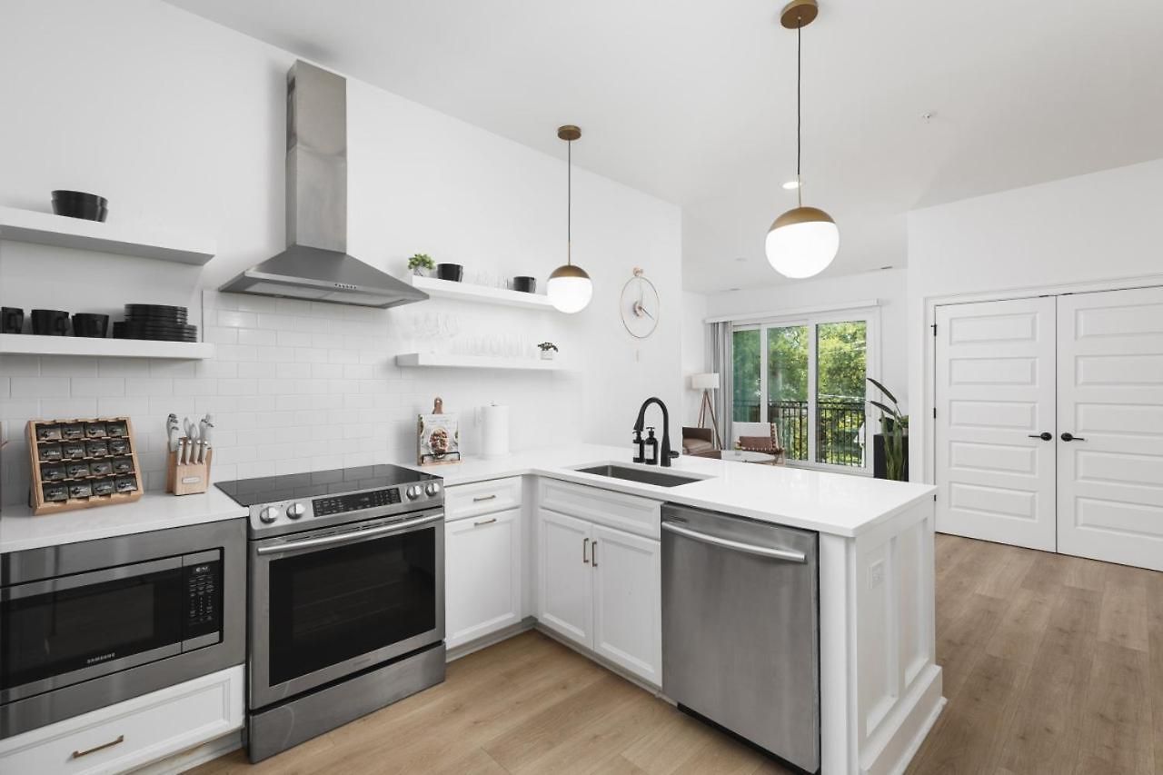 Trendy East Near Coffee Shops & Downtown *