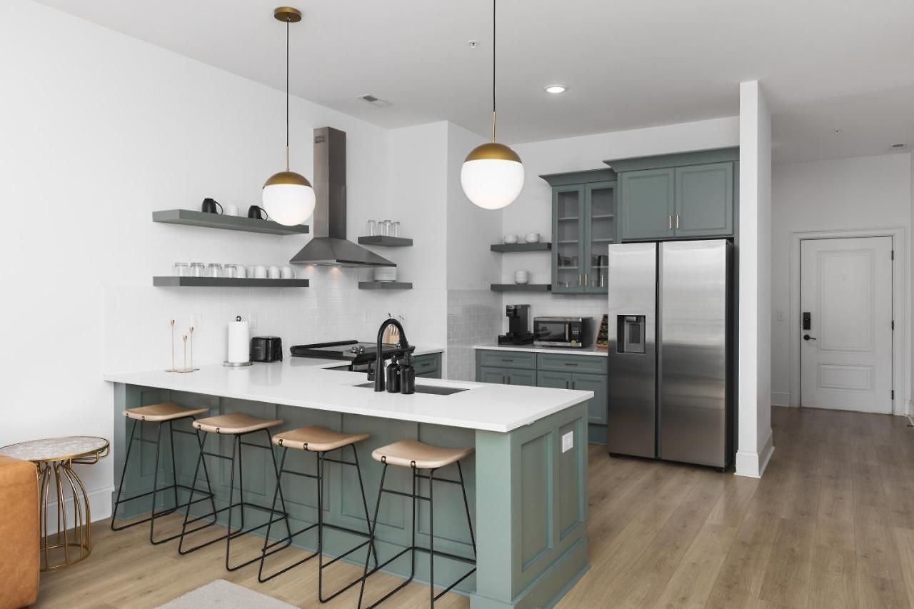 Trendy Spacious Condo, Walk To Coffee And Restaurants *