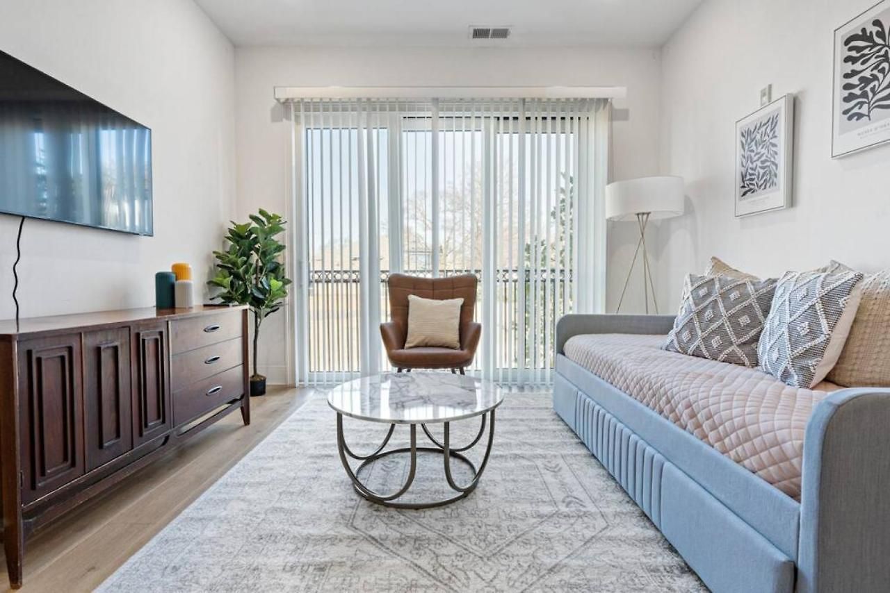 Modern East 3 Miles To Downtown Apartment