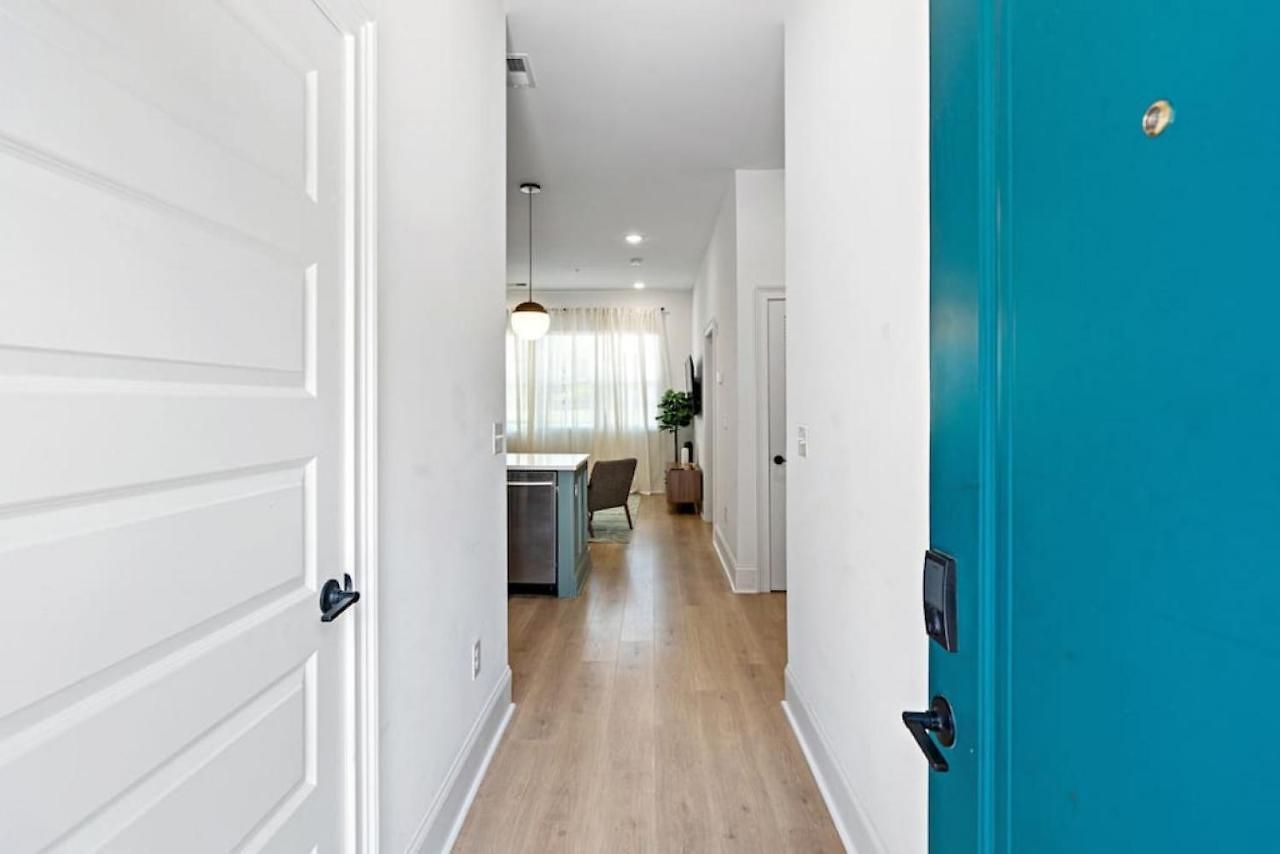 Apartment Luxury Design Condo, Close To Downtown Broadway & Coffee *