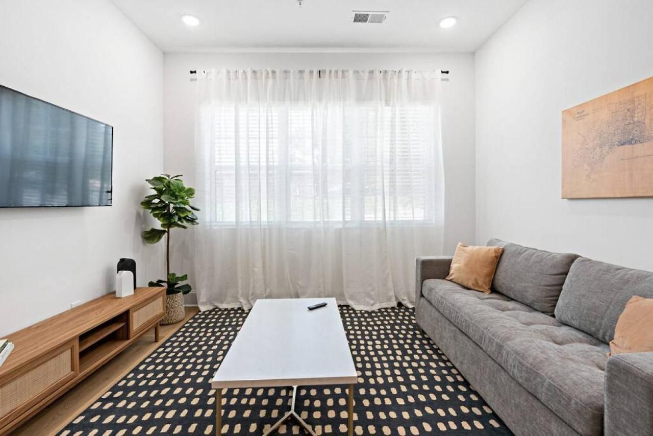 Apartment Near Downtown Broadway & Stadium With Free Parking