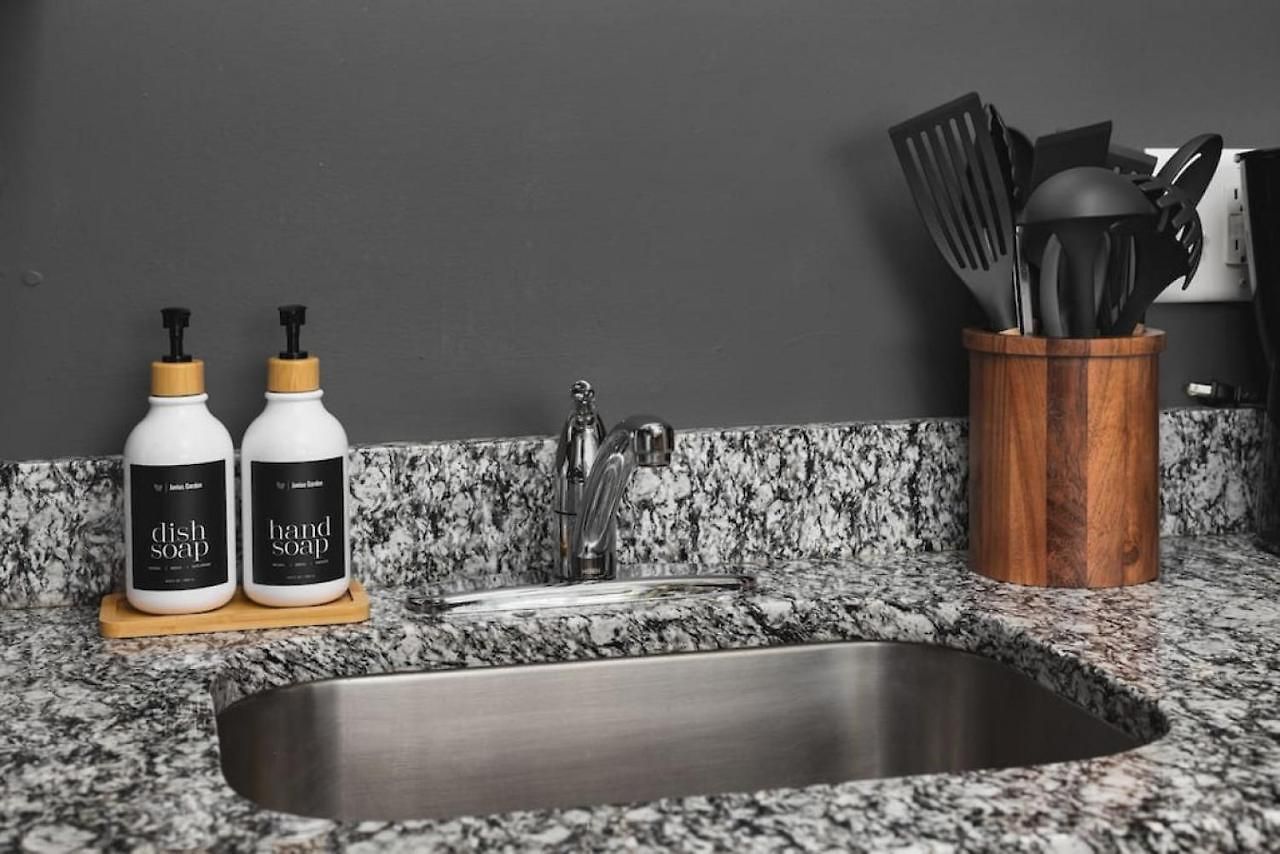 Chic East Nash - Walk To Restaurants Bars And Music Apartment