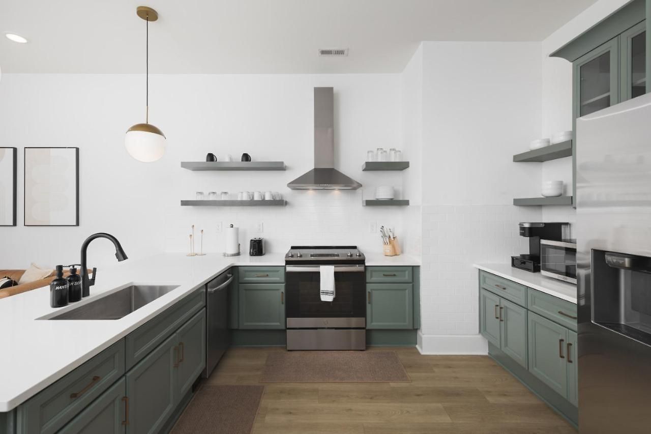 Trendy Spacious Condo, Walk To Coffee And Restaurants