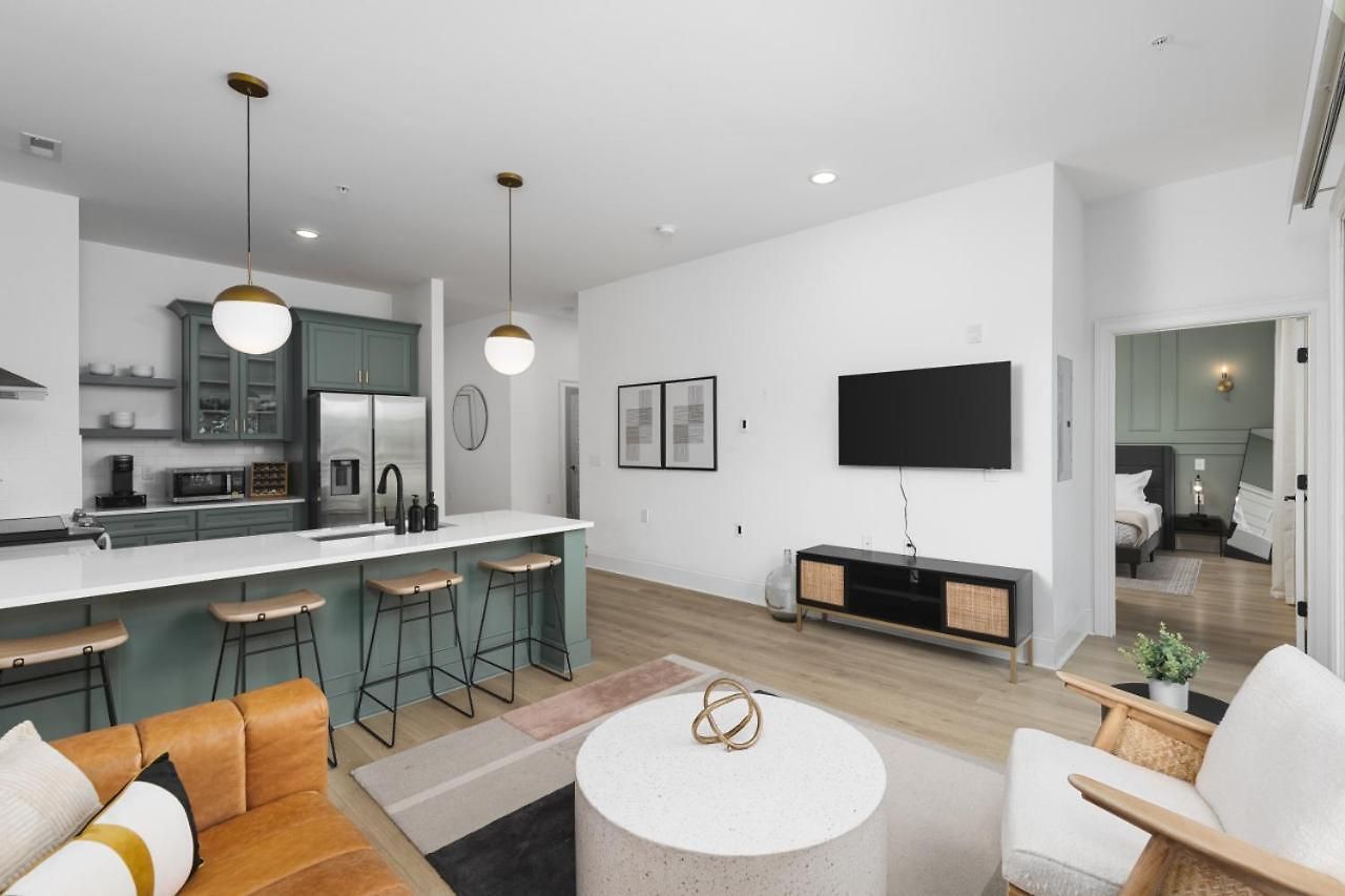 Apartment Trendy Spacious Condo, Walk To Coffee And Restaurants