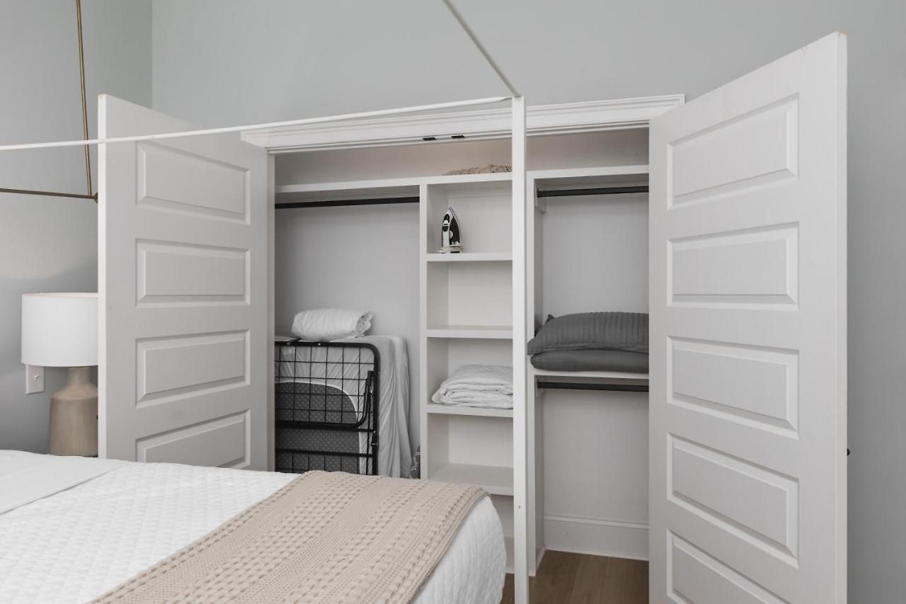 Trendy Spacious Condo, Walk To Coffee And Restaurants Apartment *