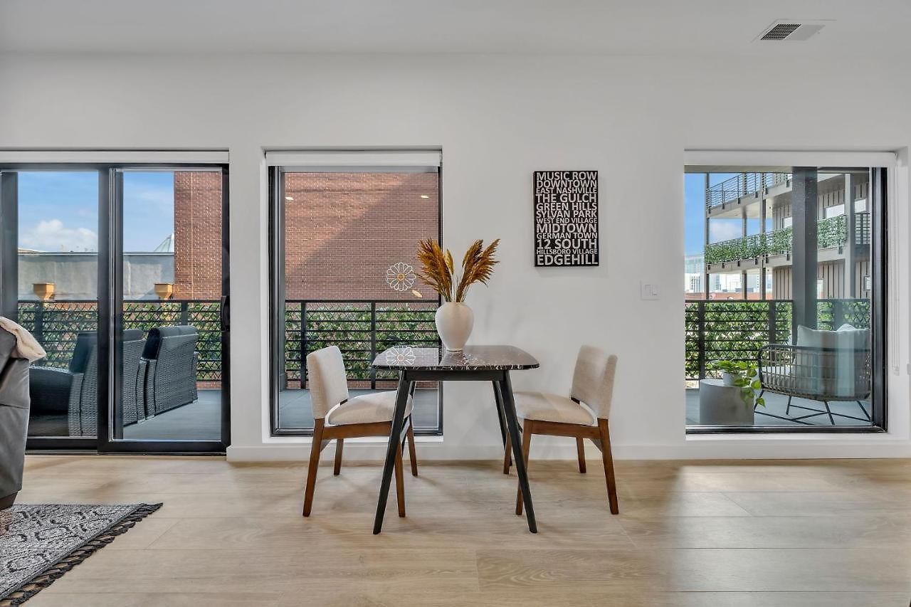 Huge Downtown Corner Unit- Pool-gym-walk 2 Broadway