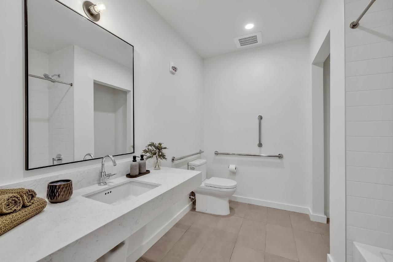 Huge Downtown Corner Unit- Pool-gym-walk 2 Broadway Aparthotel