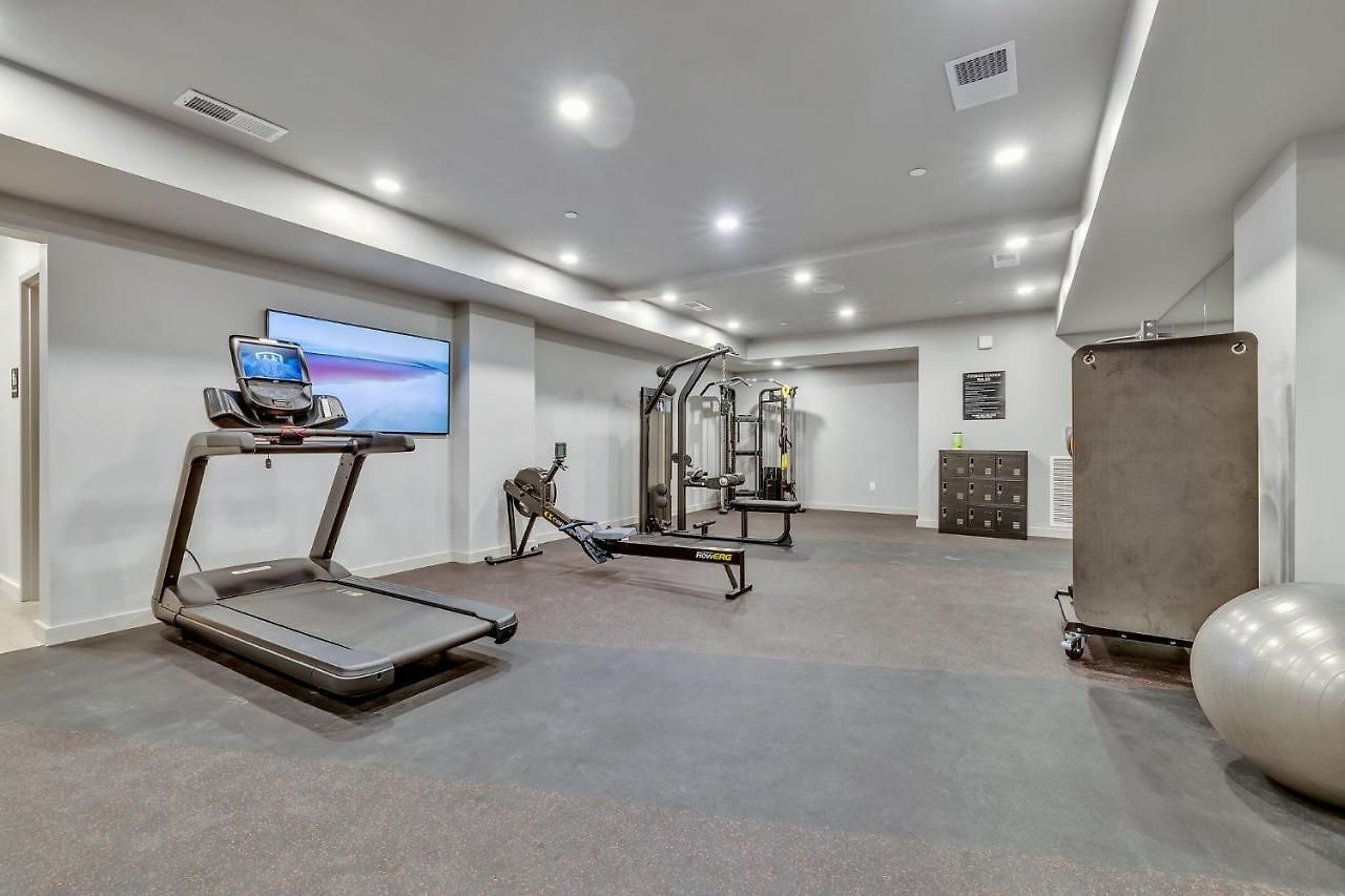 Huge Downtown Corner Unit- Pool-gym-walk 2 Broadway 4*