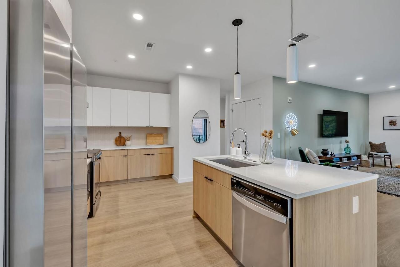 Huge Downtown Corner Unit- Pool-gym-walk 2 Broadway 4*