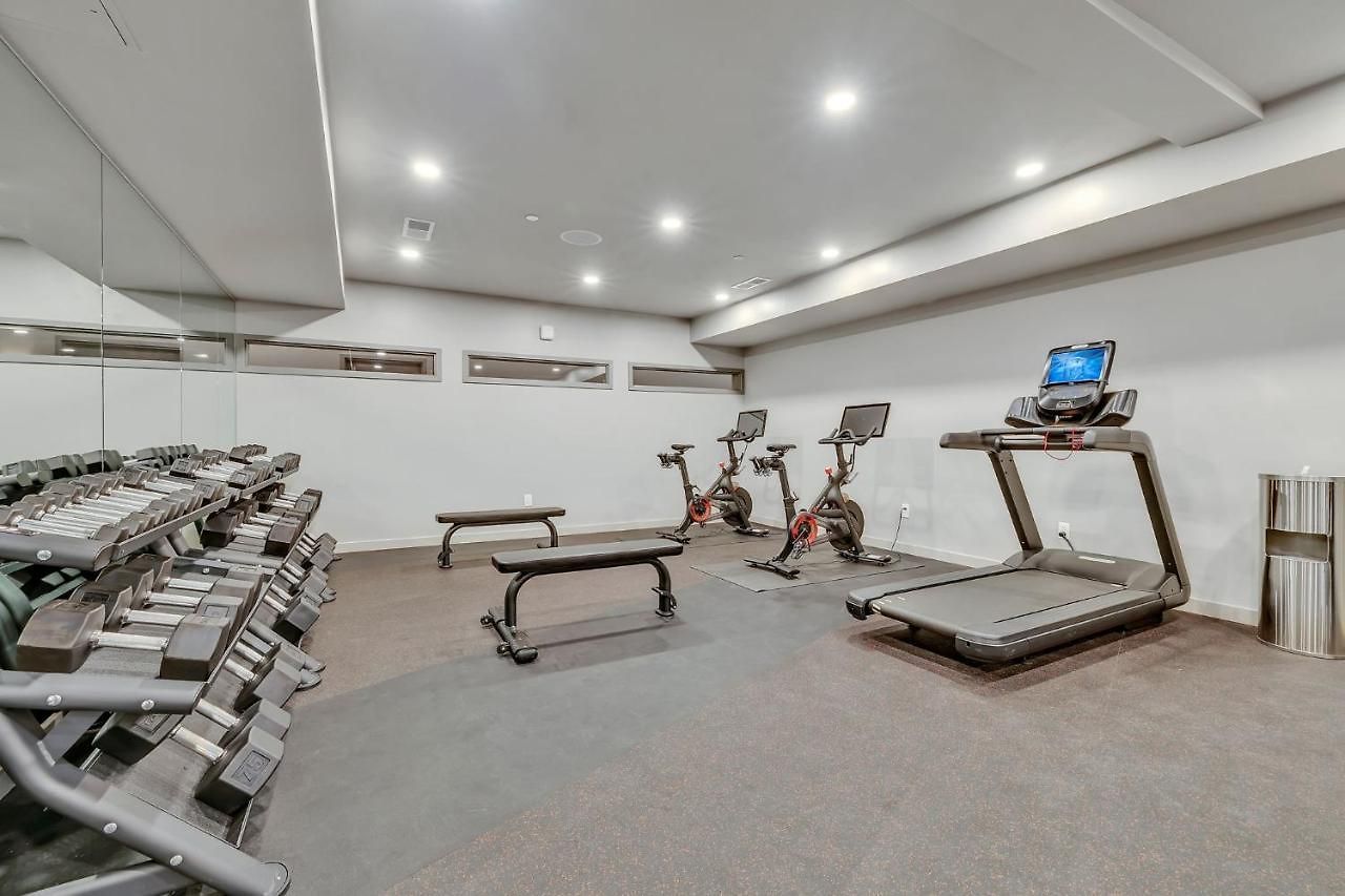 Huge Downtown Corner Unit- Pool-gym-walk 2 Broadway Nashville