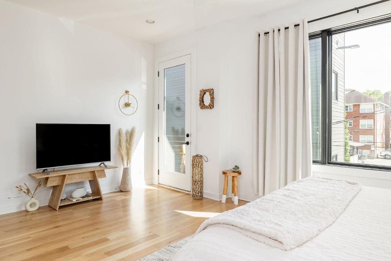 Extra Spacious 4 Bed / 4.5 Bath Music Row *
