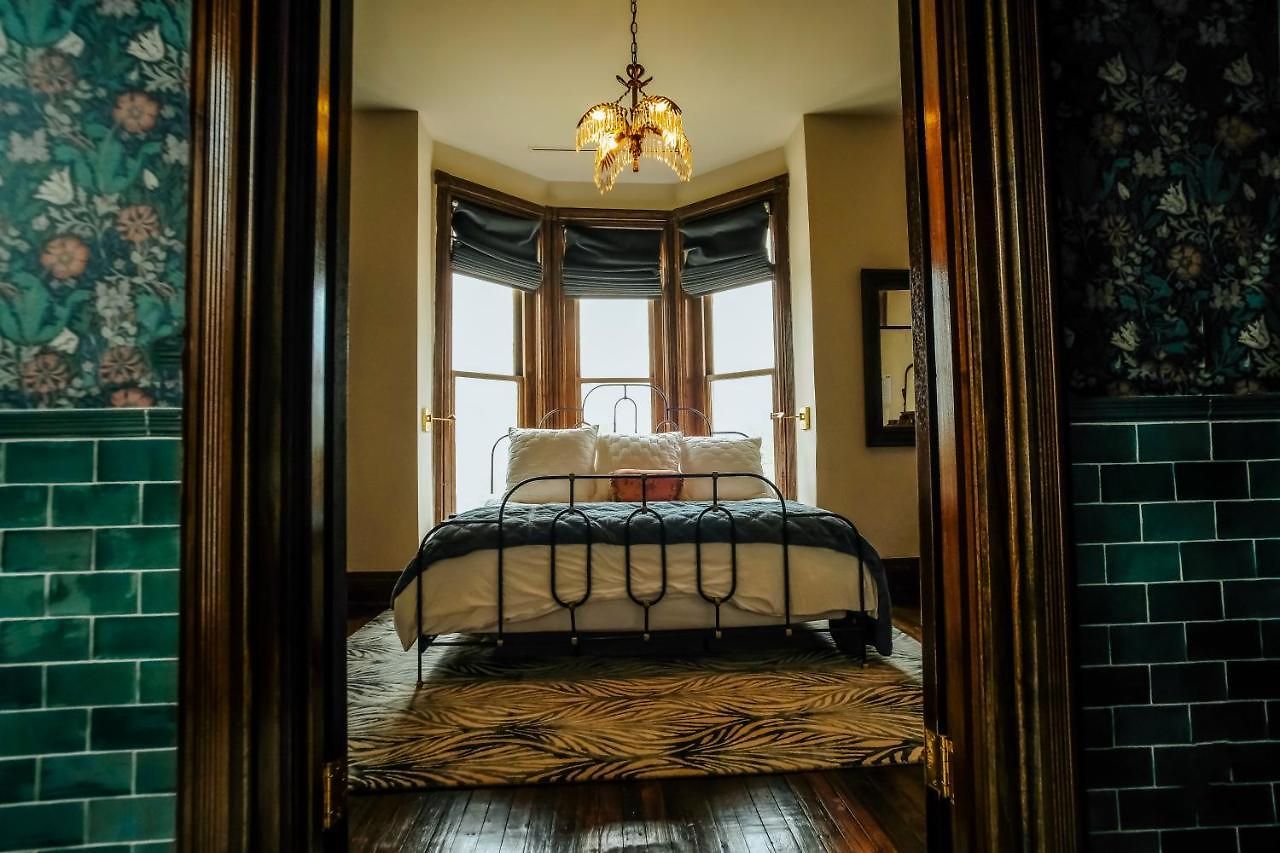 Henrie House I Luxury 4br Downtown Historic Gem With Library & Patio