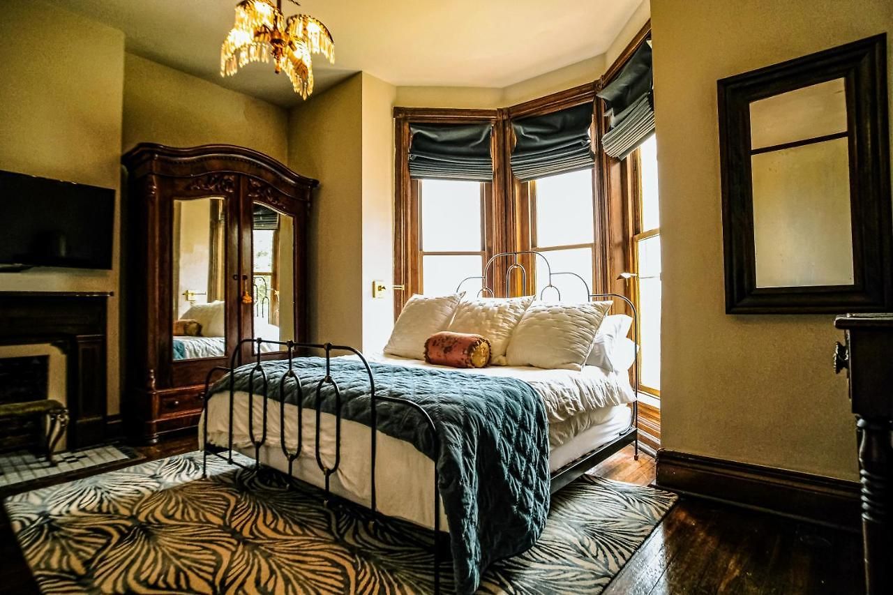 Henrie House I Luxury 4br Downtown Historic Gem With Library & Patio Holiday home