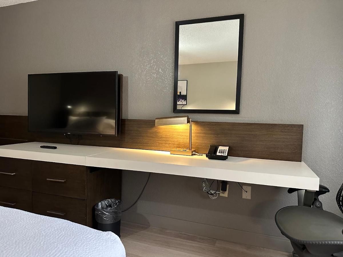 Crowne Plaza Airport By Ihg Hotel 3*