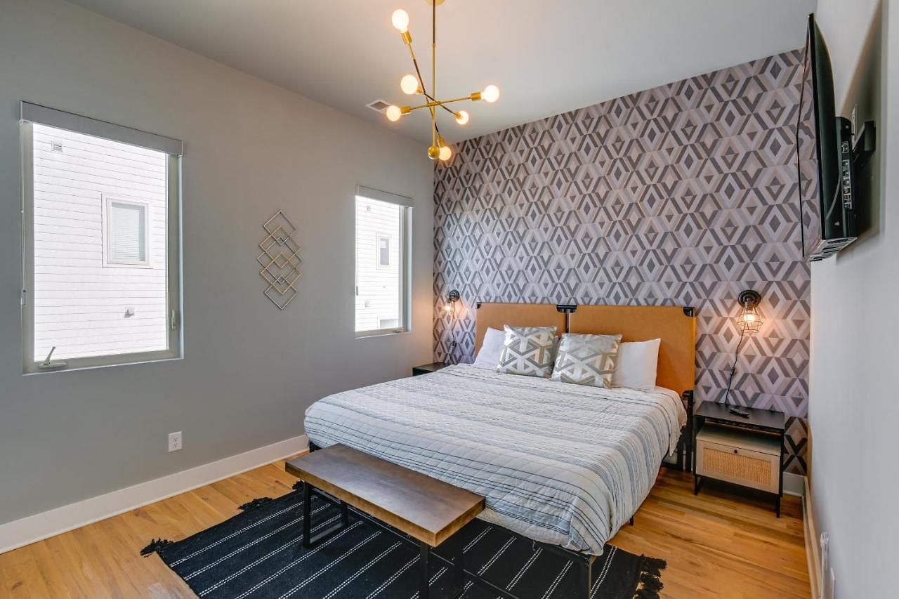 Townhome W/ Rooftop Balcony & Game Room! Holiday home *