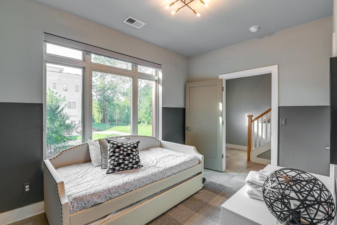 Townhome W/ Rooftop Balcony & Game Room! Holiday home
