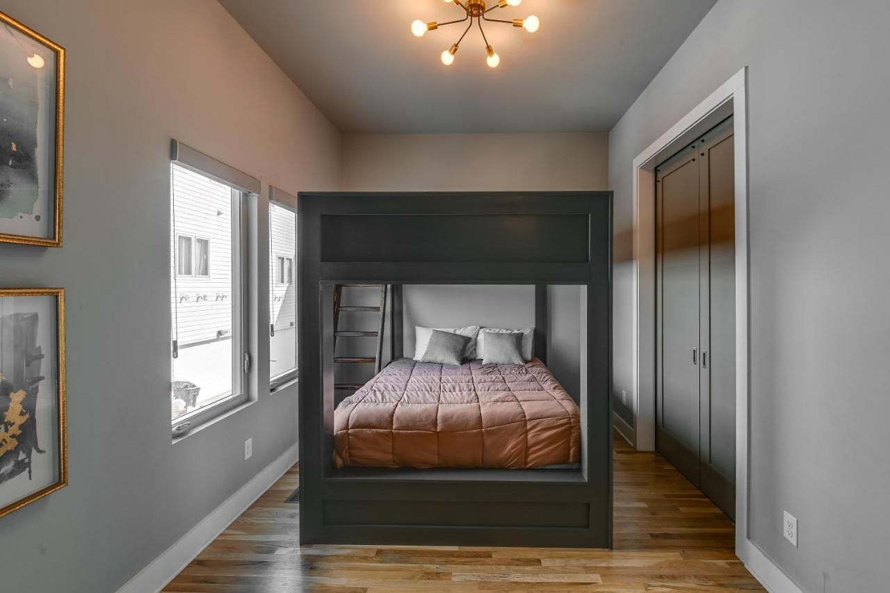 Townhome W/ Rooftop Balcony & Game Room! Holiday home