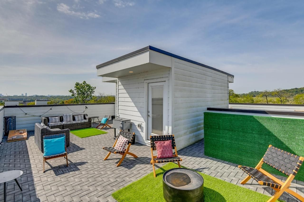 Townhome W/ Rooftop Balcony & Game Room! Holiday home