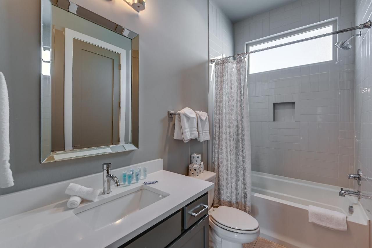 Townhome W/ Rooftop Balcony & Game Room! Holiday home *