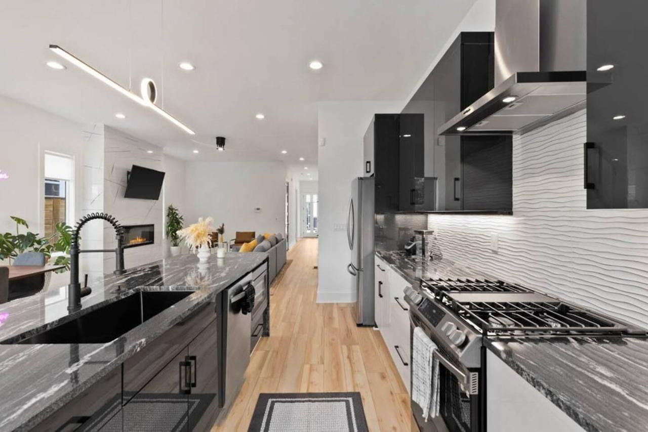 Urban Oasis: Modern Luxury Near Downtown *