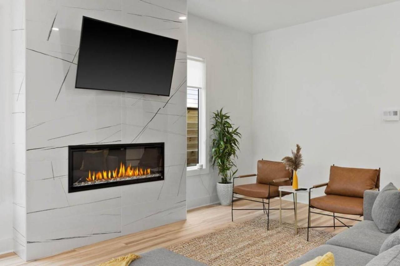 Urban Oasis: Modern Luxury Near Downtown Holiday home