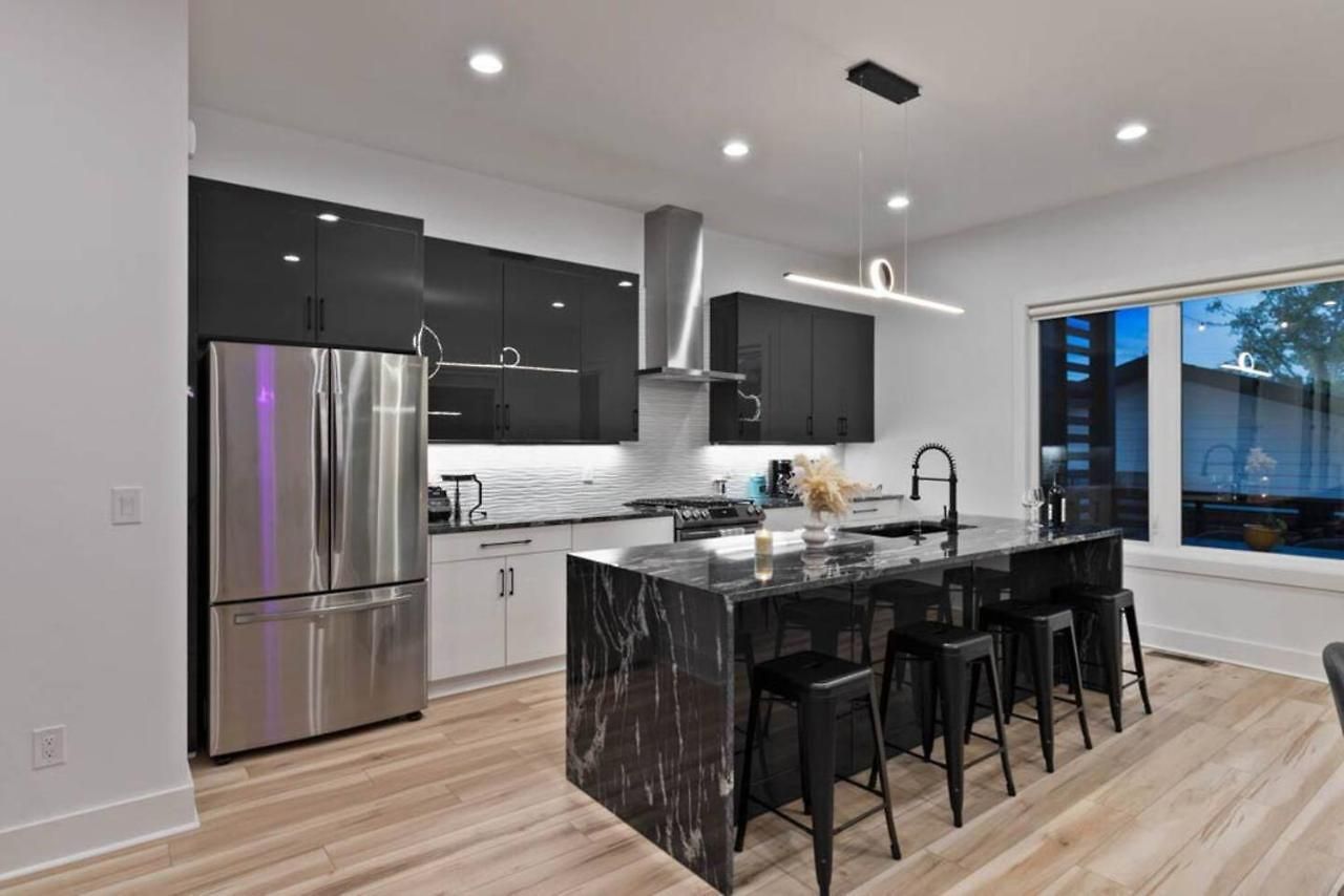 Urban Oasis: Modern Luxury Near Downtown Holiday home *