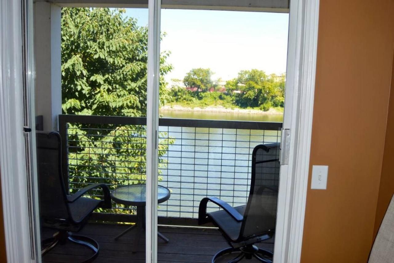 Walk To Downtown Broadway With Pool, Parking And Patio Apartment Nashville