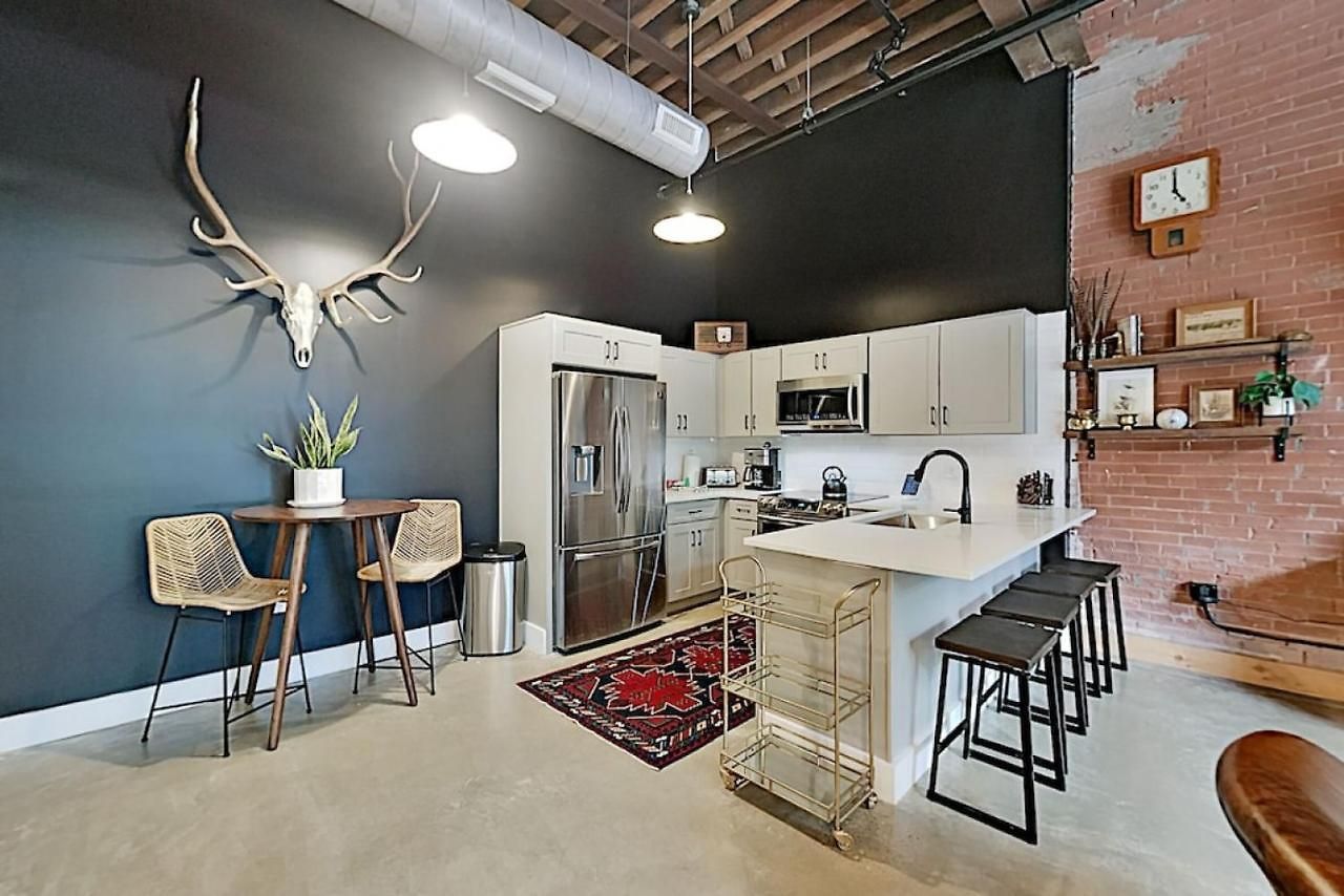 One-of-a-kind! Roll Up Garage Door-pool, Speakeasy Holiday home Nashville
