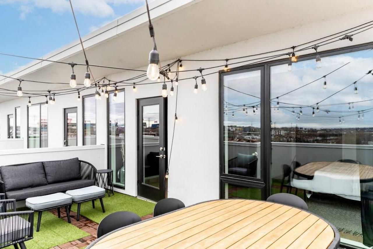 Stunning River View Walk To Downtown Rooftop Patio Apartment Nashville