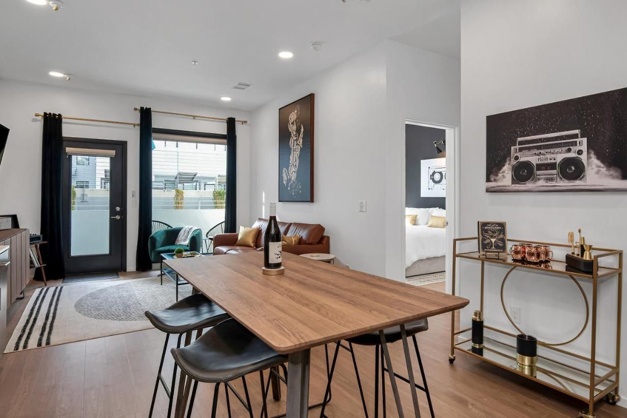 Upscale Cozy With Pool, Patio, Parking