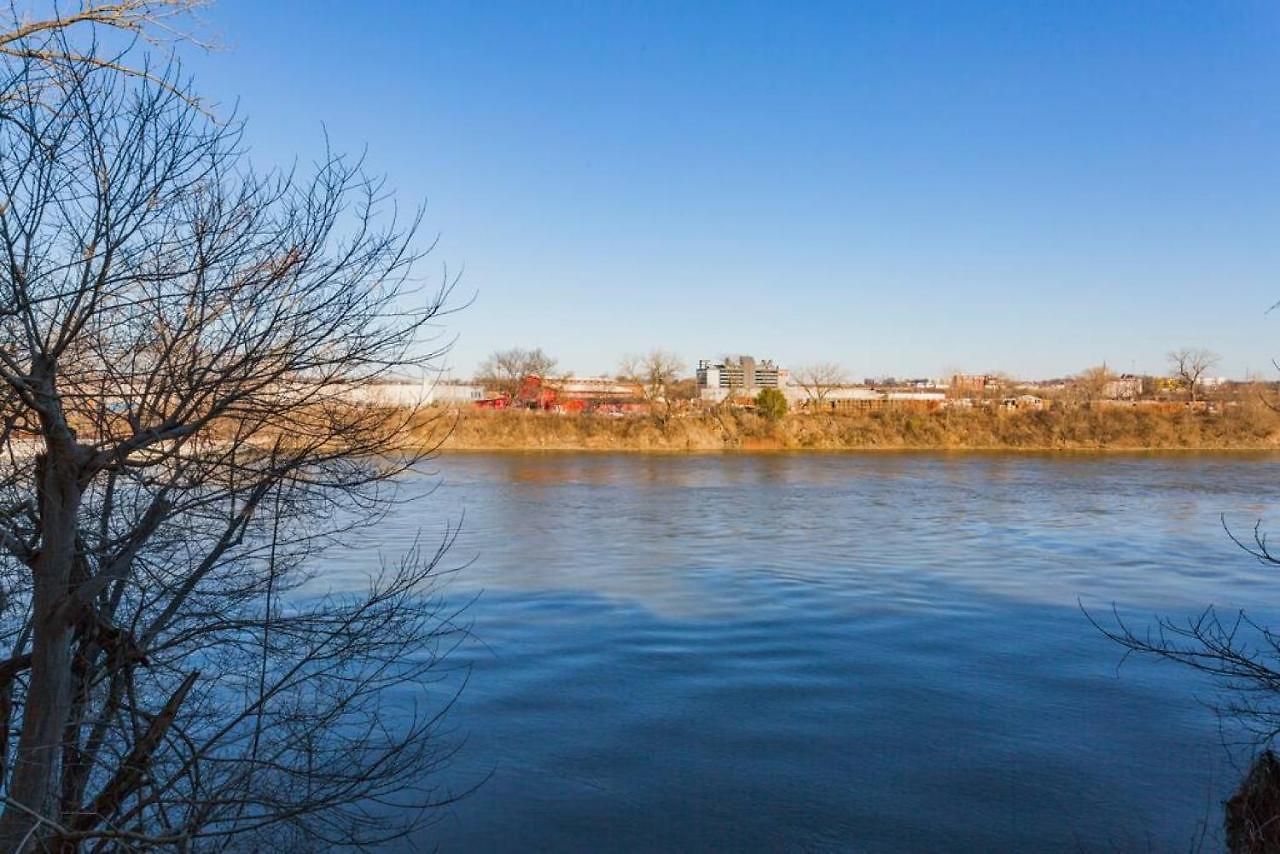 Walk To Downtown Broadway With Pool, Parking And Patio