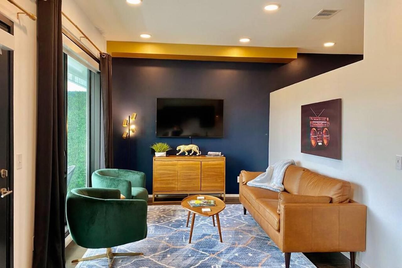 Chic Modern Pool, Patio, Parking Holiday home