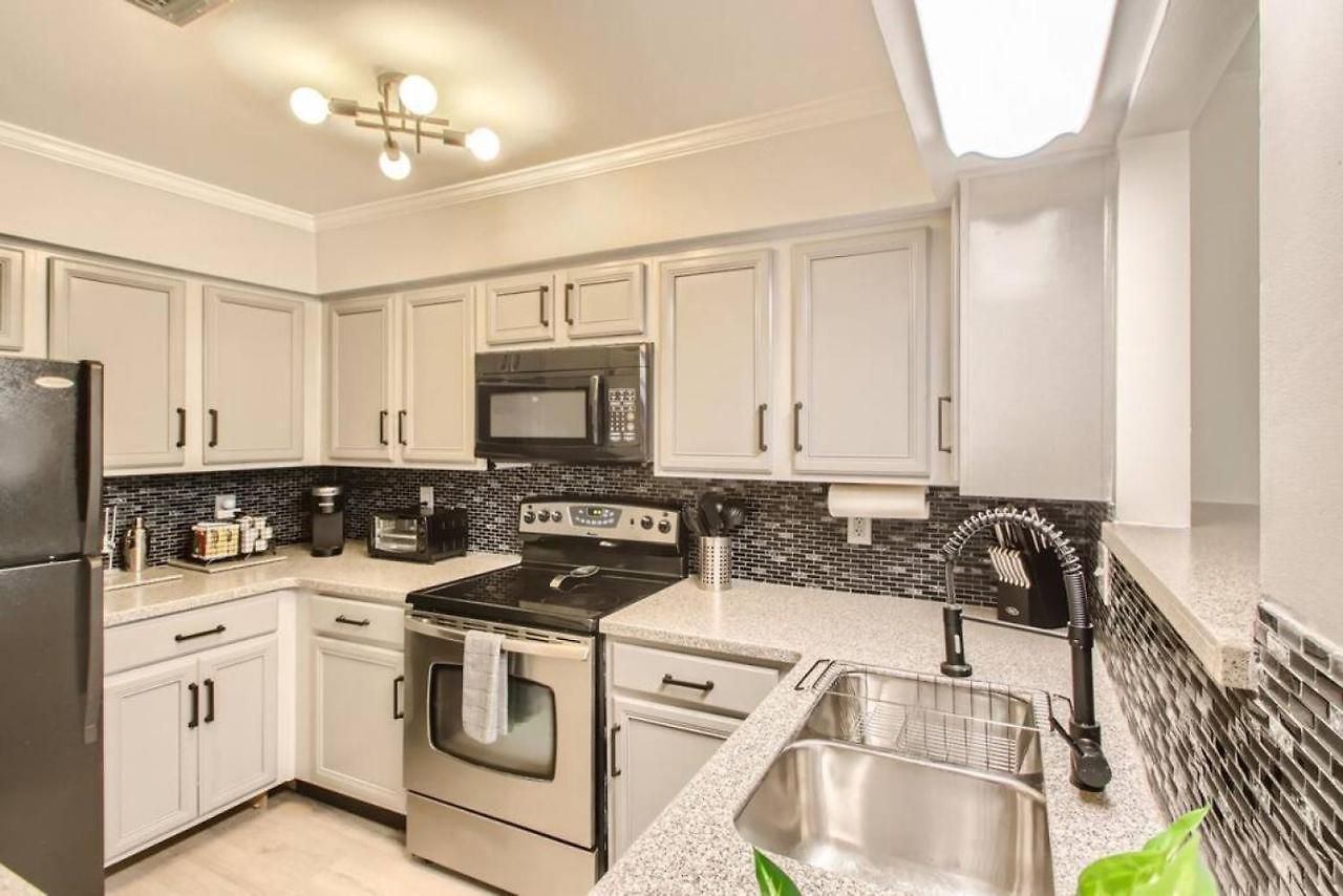 With Pool And Free Parking Walk Downtown & Germantown Apartment *