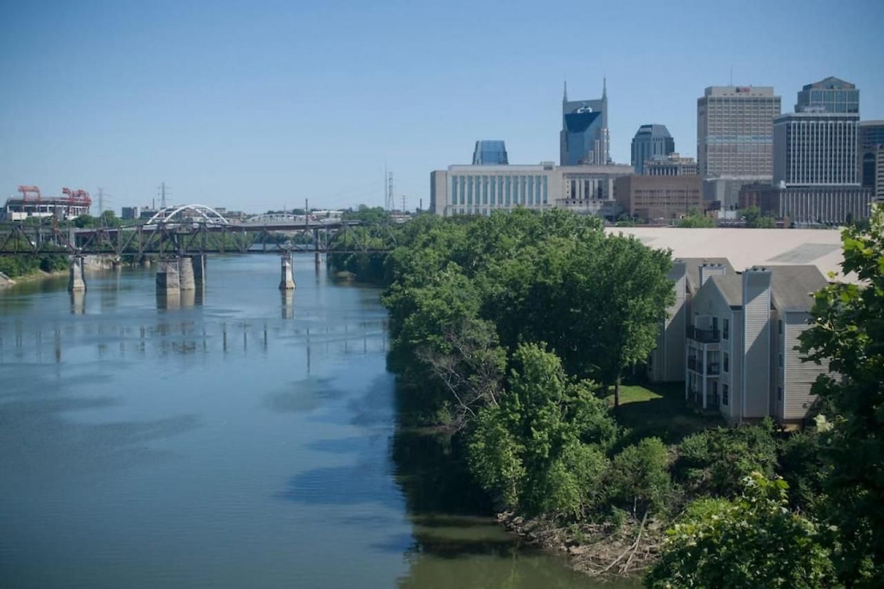 Riverfront View Near Downtown, Walk To Restaurants