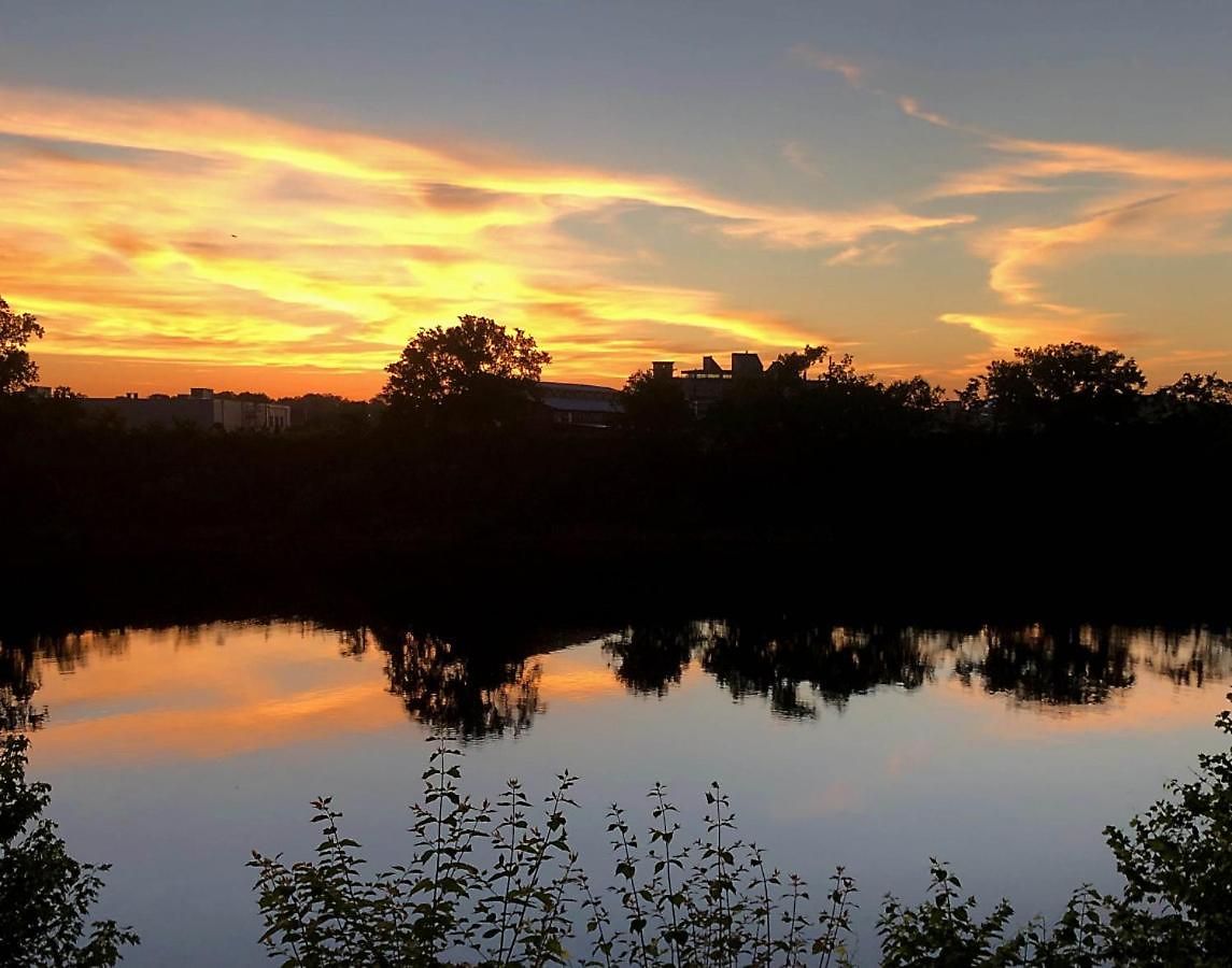 Riverfront View Near Downtown, Walk To Restaurants Holiday home *