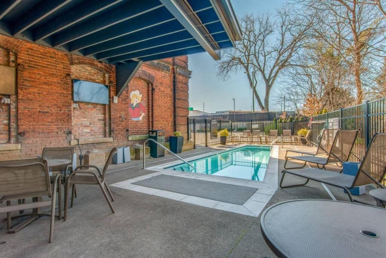 Regal Retreat In Pool Gym Free Parking Holiday home Nashville