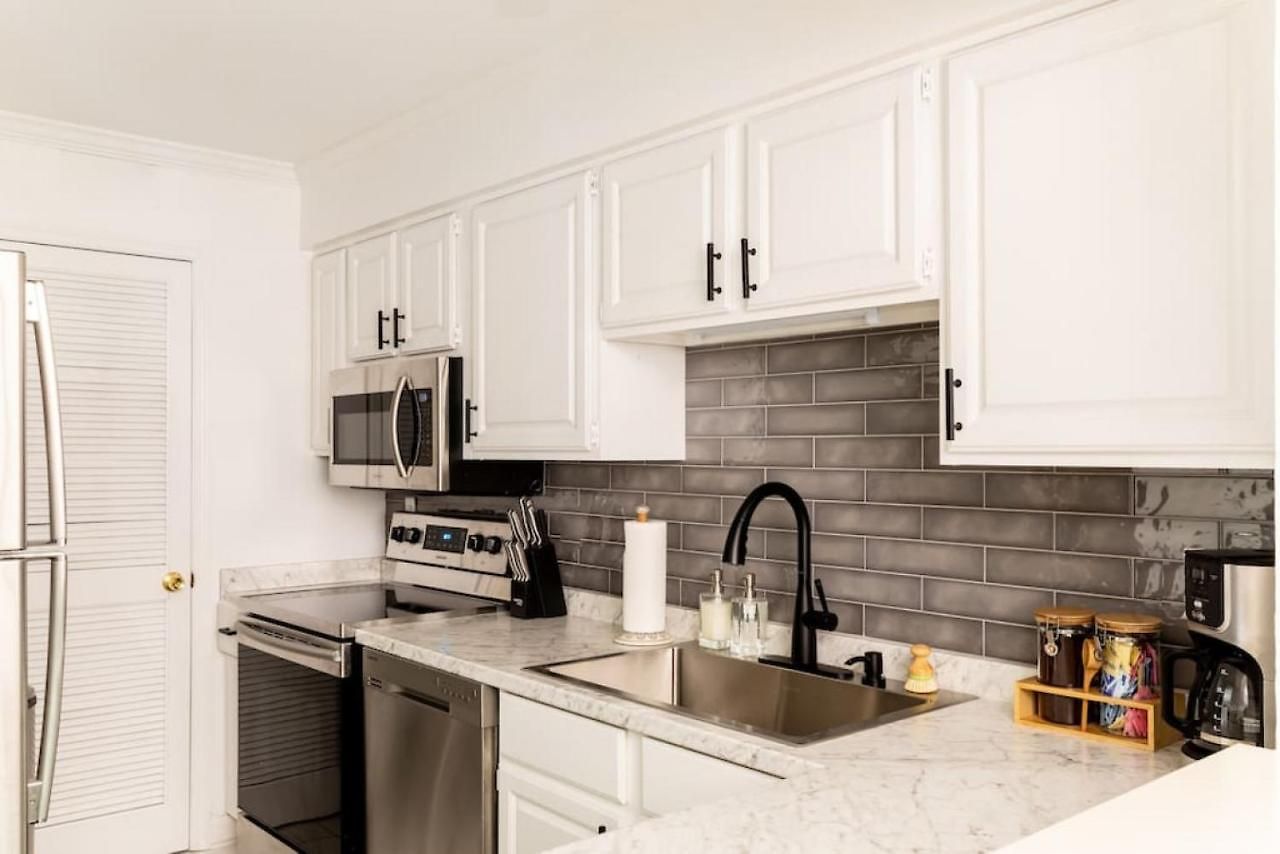 Stylish Downtown With Patio & Free Parking * Nashville
