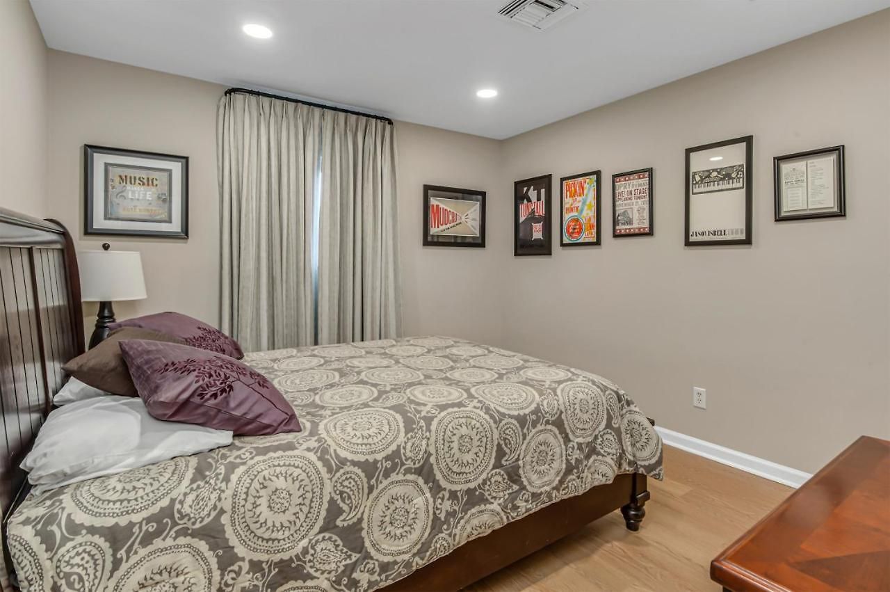 Riverfront View Near Downtown, Walk To Restaurants *