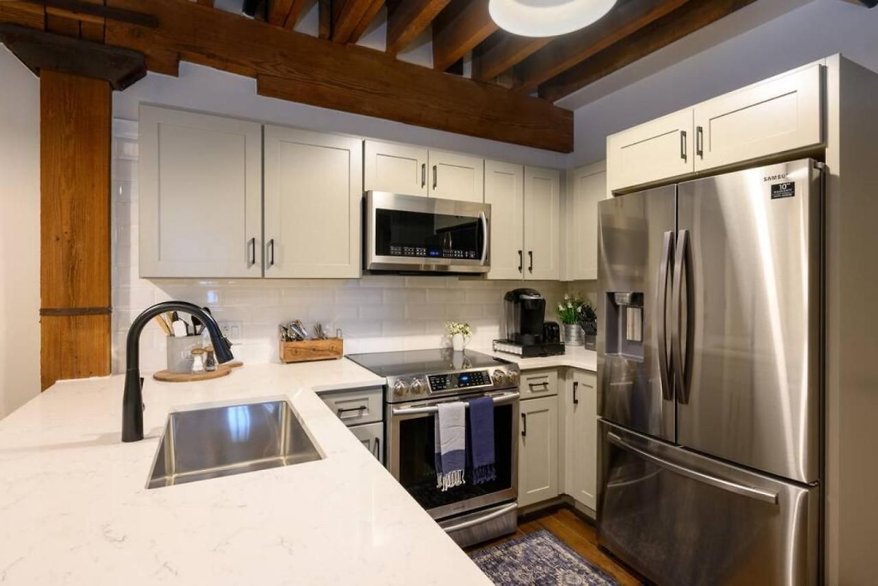 Regal Retreat In Pool Gym Free Parking Holiday home