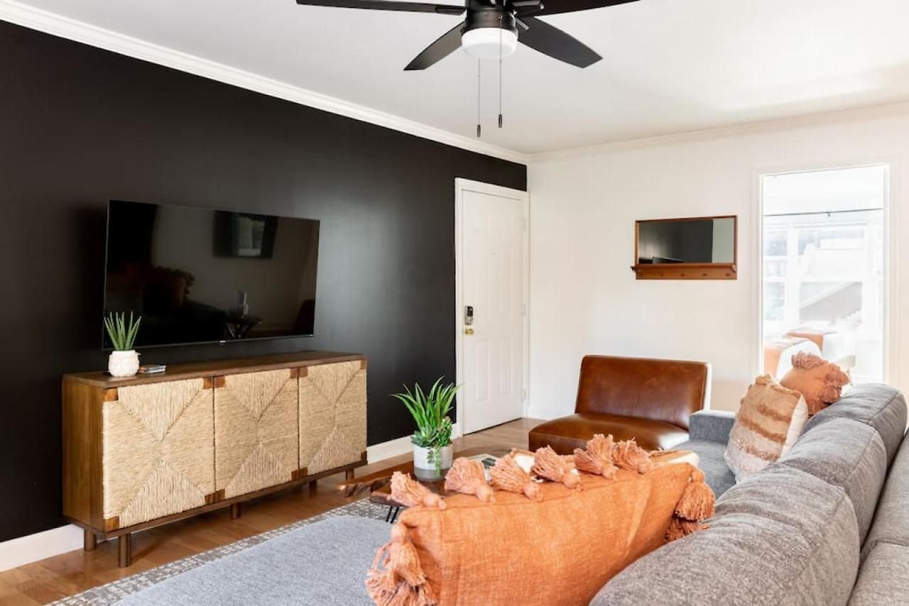 Stylish Downtown With Patio & Free Parking *