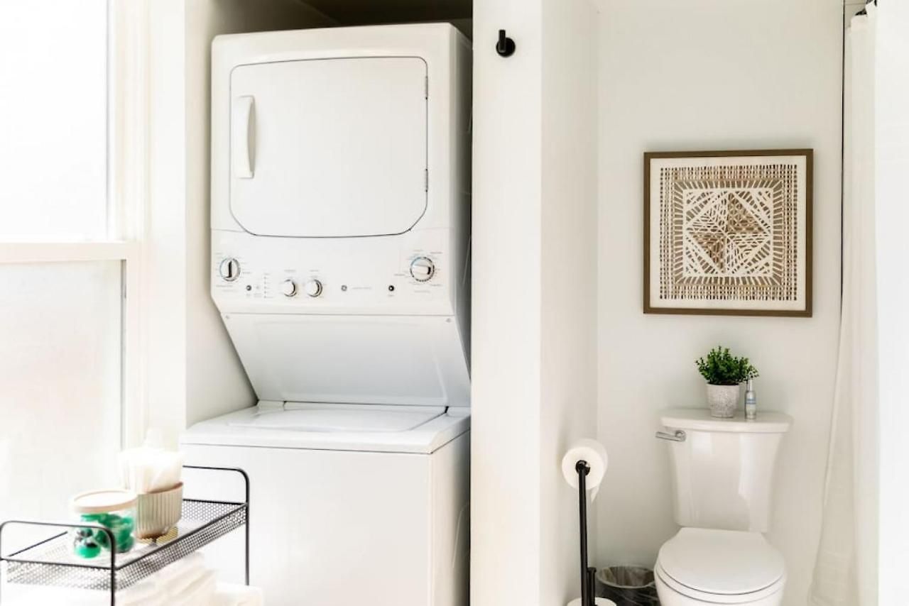 Stylish Downtown With Patio & Free Parking *