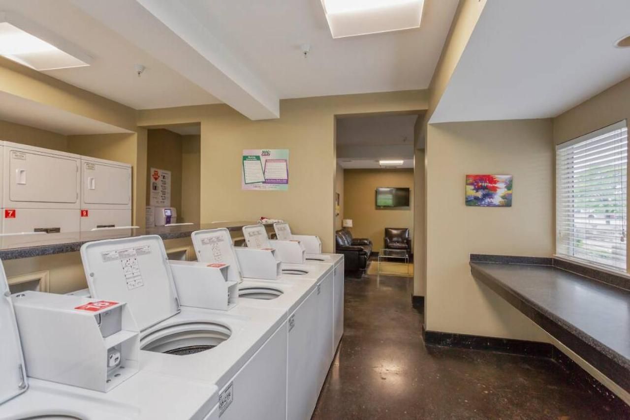 Walk To Downtown Broadway With Pool, Parking And Patio
