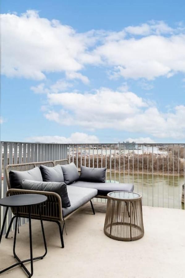 Apartment Stunning River View Walk To Downtown Rooftop Patio