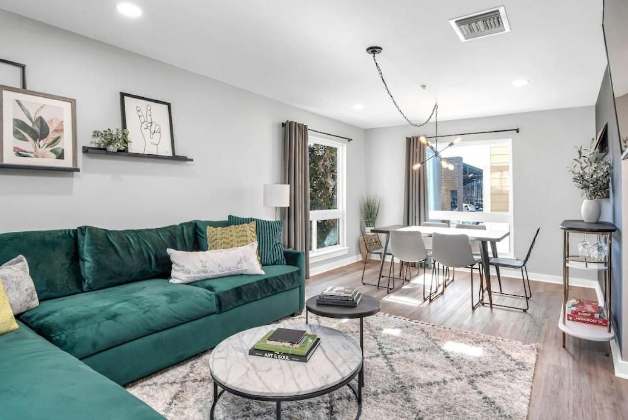 Apartment Walk To Downtown Broadway With Pool, Free Parking, And Gym
