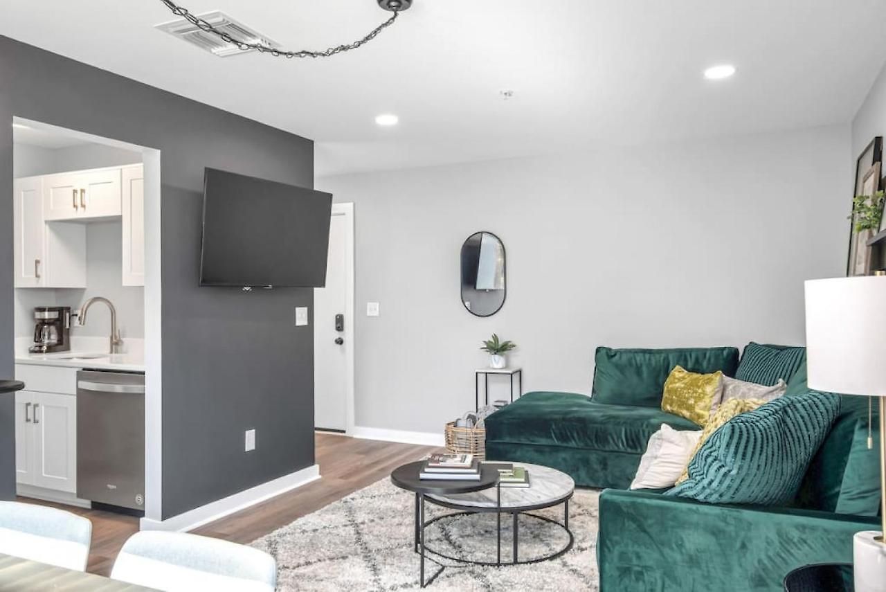 Apartment Walk To Downtown Broadway With Pool, Free Parking, And Gym *