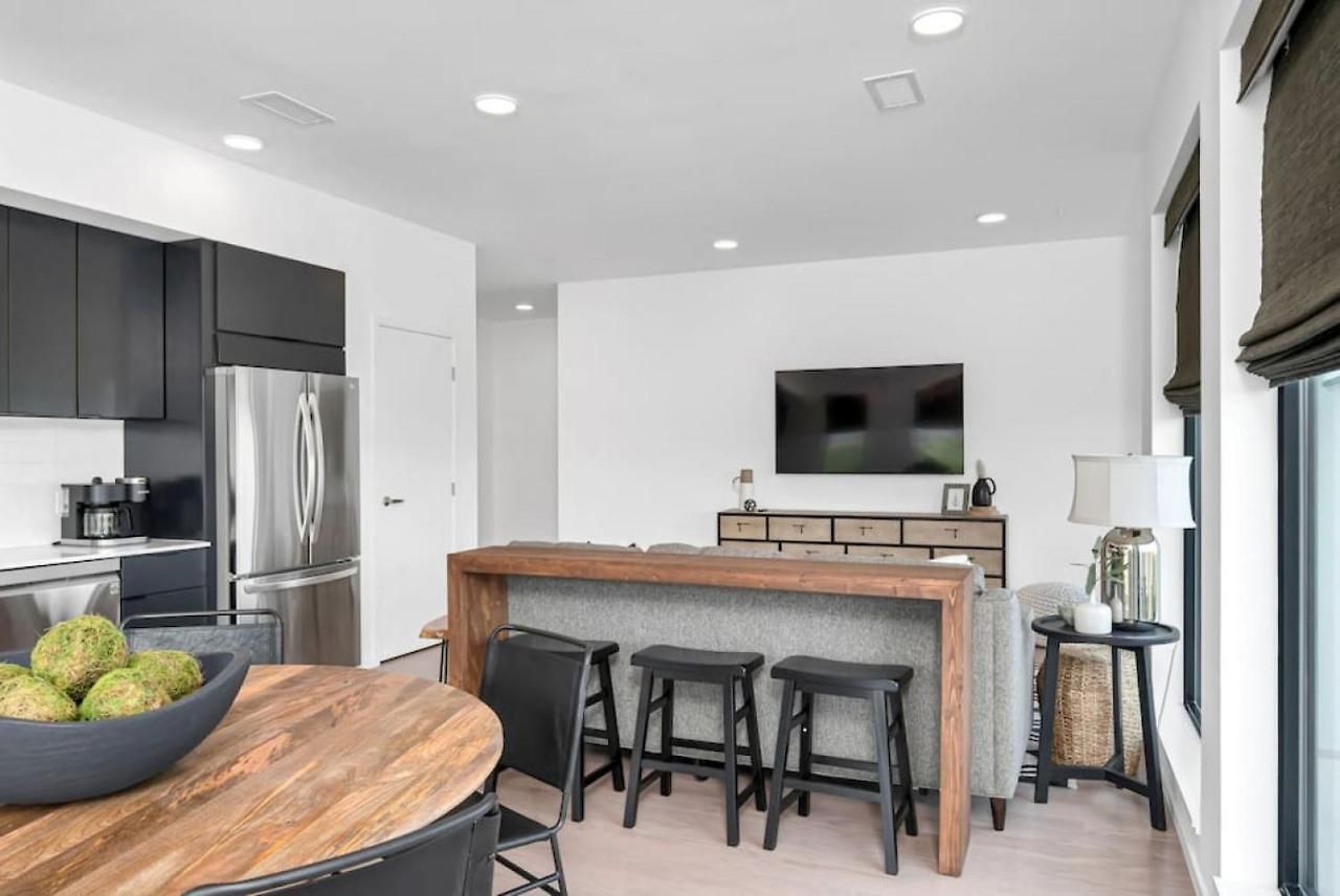Penthouse River View Walk Downtown, Garage Parking