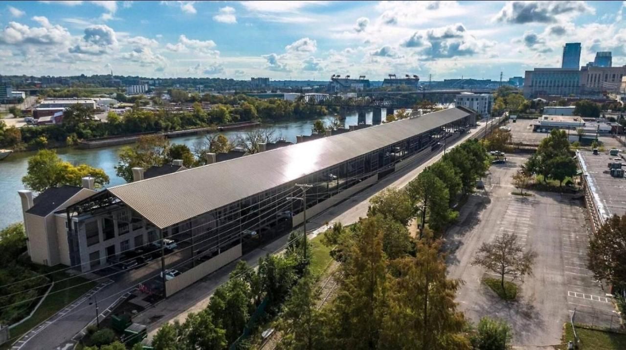 Apartment Walk To Downtown Broadway With Pool, Parking And Patio